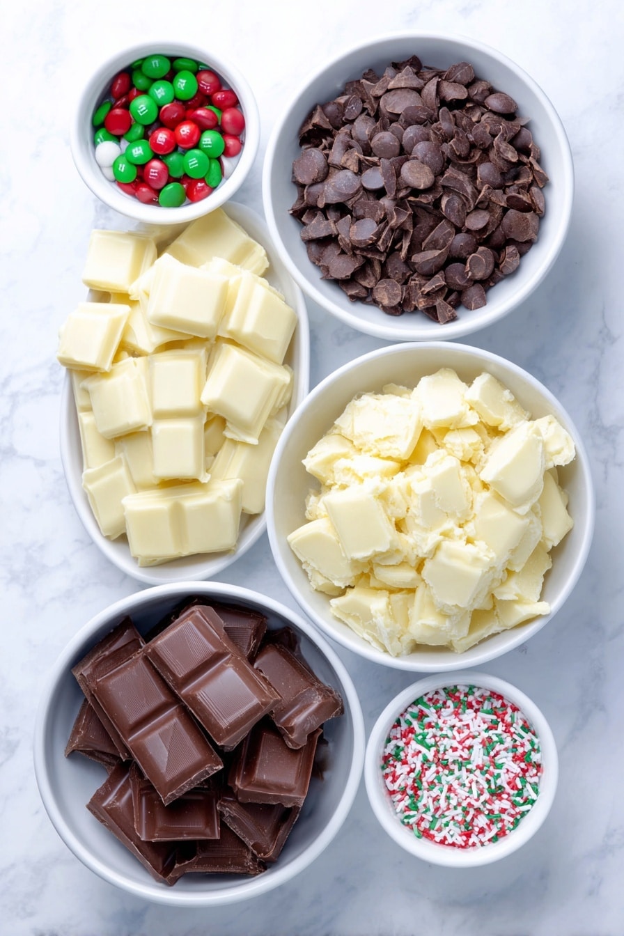 Flache Schicht dunkler Schokoladenschmelzwafel, zerbrochen in Stücke, weiße Schokoladenschmelzen in unregelmäßigen Stücken, eine kleine weiße Keramikschale gefüllt mit bunten Weihnachts-M&M's, eine kleine weiße Keramikschale mit roten, grünen und weißen Weihnachtsstreuseln und Non-Pareils, alle symmetrisch auf einer sauberen weißen Marmoroberfläche angeordnet, weiches natürliches Licht, Foto mit einem iPhone aufgenommen,  Professioneller Food-Fotografie-Stil, frische Zutaten, weiße Keramikschalen, keine Flaschen, keine Duplikate, kein Besteck, keine Verpackung --ar 2:3 --v 7 --p m7354615311229779997 - Christmas M&Ms Chocolate Bark, festliche Weihnachtsschokolade, einfache Weihnachtsleckernesse, buntes Weihnachtsdessert, Rezept für festliche Rinde