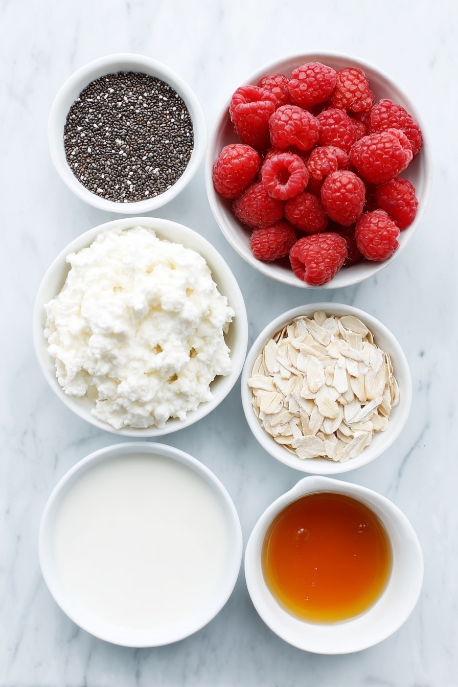 Flach lag ein kleiner Haufen glänzender schwarzer Chiasamen, ein Haufen frischen cremigen Hüttenkäse, eine kleine weiße Schale mit frischer Vollmilch, eine winzige weiße Schale goldenen Ahornsirup, eine kleine weiße Schale mit blassem Vanilleextrakt, eine Prise feines weißes Salz, locker auf die Oberfläche gestreute, eine einfache weiße Schüssel voller praller frischer roter Himbeeren,  eine kleine weiße Schale mit klarem Wasser und ein ordentlicher Haufen dünner Mandelflocken, alle symmetrisch auf einer sauberen weißen Marmoroberfläche angeordnet, weiches natürliches Licht, Foto mit einem iPhone, professionelle Food-Fotografie, frische Zutaten, weiße Keramikschalen, keine Flaschen, keine Duplikate, kein Besteck, keine Verpackung --ar 2:3 --v 7 --p m7354615311229779997 - Himbeer-Chia-Hüttenkäse-Pudding,  Gesunder Frühstückspudding, eiweißreiches Obstdessert, einfache Chia-Pudding-Rezepte, fettarme Snackideen