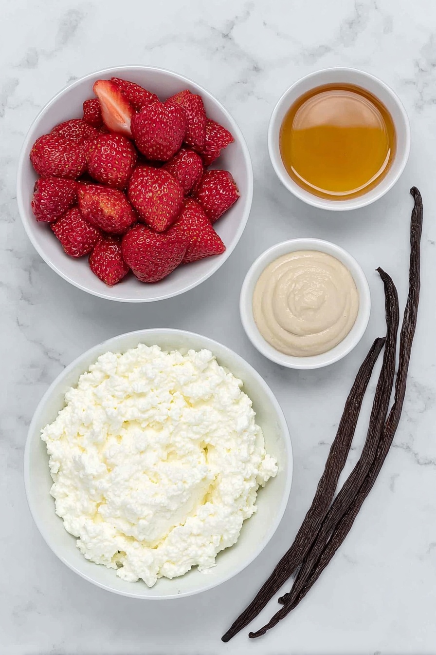 Flache Platte aus einer einfachen weißen Keramikschale mit frischem, cremigem Hüttenkäse, einer kleinen weißen Schale gefüllt mit leuchtend roten Erdbeeren, einer kleinen weißen Schale mit goldenem Honig, einer kleinen weißen Schale mit einer hellbeigen Vanillebohnenpaste, alles auf einer sauberen weißen Marmoroberfläche, weiches natürliches Licht, Foto mit einem iPhone aufgenommen,  Professioneller Food-Fotografie-Stil, frische Zutaten, weiße Keramikschalen, keine Flaschen, keine Duplikate, kein Besteck, keine Verpackung --ar 2:3 --v 7 --p m7354615311229779997 - Erdbeer-Hüttenkäse-Eis, gesundes Beeren-Eis, einfaches Sommerdessert, fettarme Eiscreme-Rezepte, eiweißreiche gefrorene Leckerei