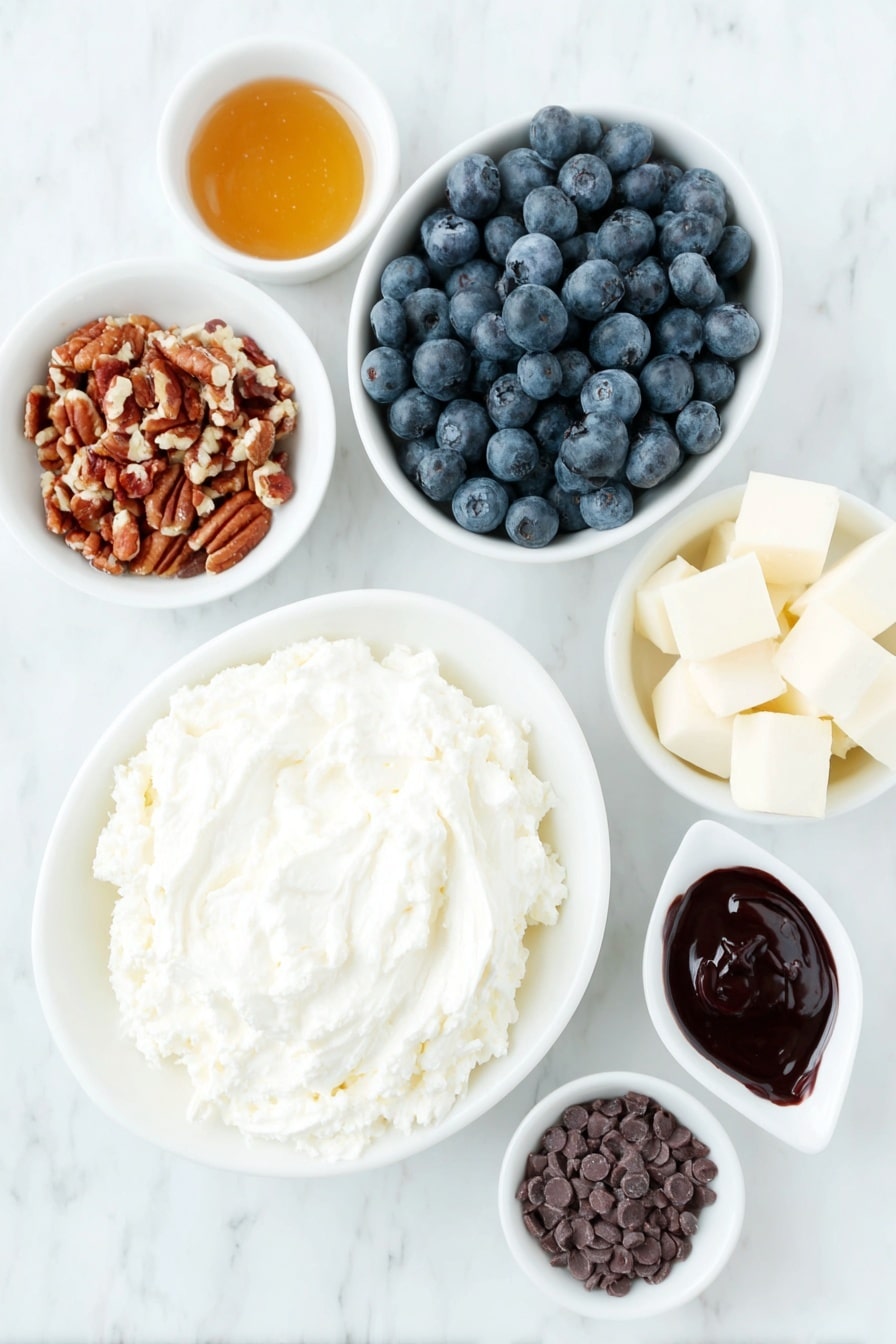 Flache Platte aus frischen, prallen Blaubeeren, ein kleiner Haufen gehackter Pekannüsse, eine einfache weiße Keramikschale gefüllt mit glattem, fettarmem Hüttenkäse, eine kleine weiße Schale mit goldenem Ahornsirup, eine winzige weiße Schale mit klarem Vanilleextrakt, eine kleine weiße Schale glänzende dunkle Schokoladenstückchen, eine kleine weiße Schüssel mit festem weißem Kokosöl,  und eine winzige Prise grober Meersalzkristalle, ordentlich in einer einfachen weißen Keramikschale angeordnet, alles auf einer sauberen weißen Marmoroberfläche, weiches natürliches Licht, Foto mit einem iPhone aufgenommen, professioneller Food-Photography-Stil, frische Zutaten, weiße Keramikschalen, keine Flaschen, keine Duplikate, kein Besteck, keine Verpackung --ar 2:3 --v 7 --p m7354615311229779997 - Schokoladen-Blaubeer-Hüttenkäse-Cluster,  Gesunde Snack-Rezepte, einfache Obst- und Nussbissen, schuldfreie Süßigkeiten, No-Bake Obst- und Schokoladensnacks